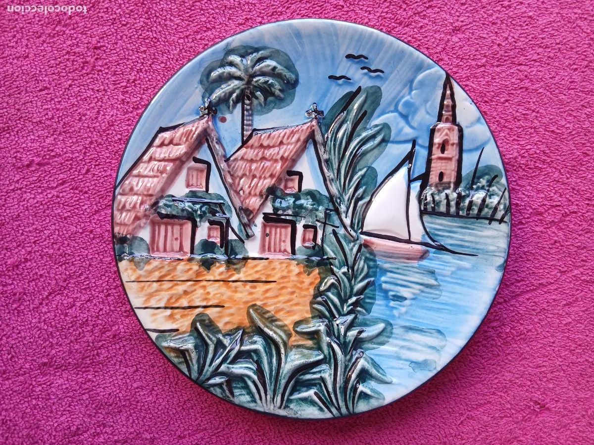 Antig&uuml;edades: plato de cer&aacute;mica con detalles en relieve la albufera micalet escena levantina