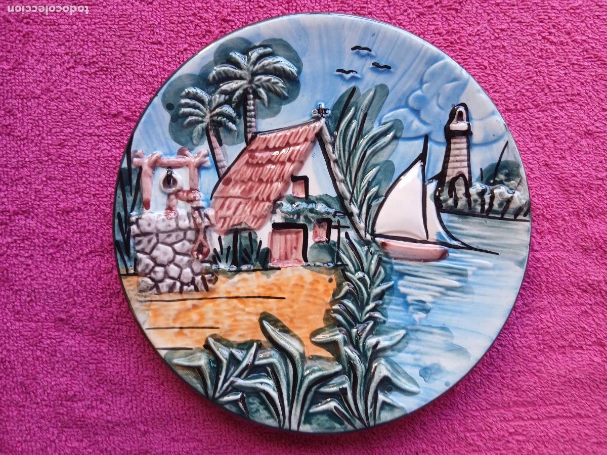 Antig&uuml;edades: plato de cer&aacute;mica con detalles en relieve la albufera faro escena levantina