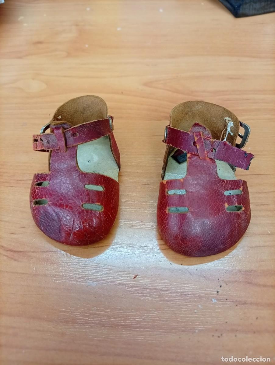 Antig&uuml;edades: Sandalia granate mu&ntilde;eca antigua de 6 cm