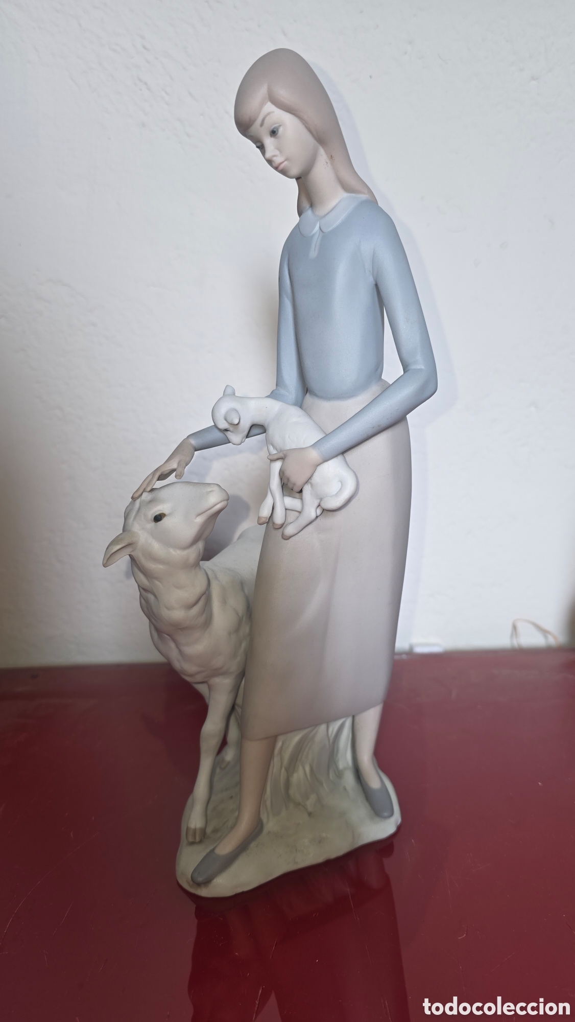 Antig&uuml;edades: Figura porcelana lladro campesina con ovejas