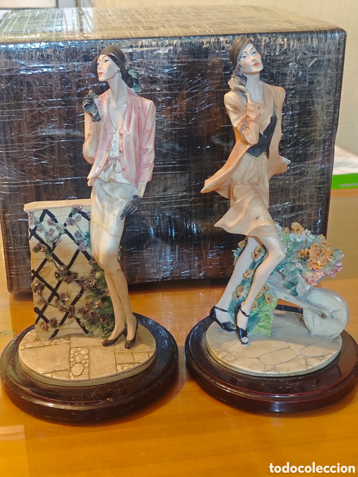 Antig&uuml;edades: Antigua Pareja de Figuras Art'Deco con Taras..