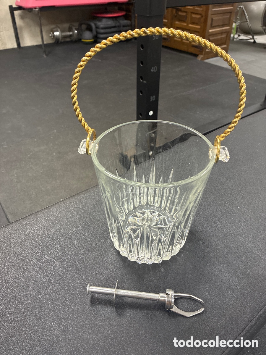 Antig&uuml;edades: Cubitera cristal tallado vintage asa dorada de lat&oacute;n y pinzas hielo autom&aacute;ticas