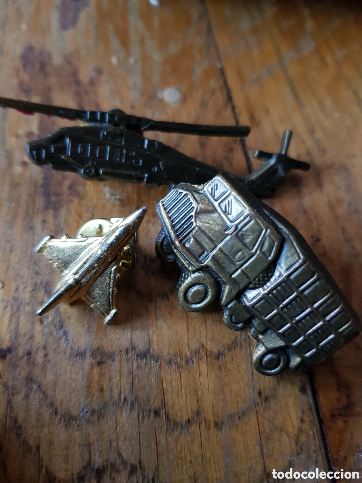Antig&uuml;edades: LOTE DE 3 INSIGNIAS MILITARES