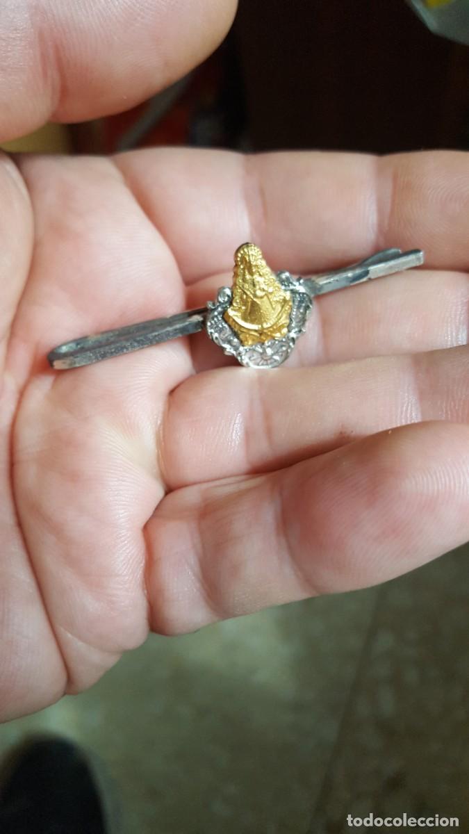 Antig&uuml;edades: Pasador/pisacorbatas con la Virgen del Roc&iacute;o. Dorado y plateado.