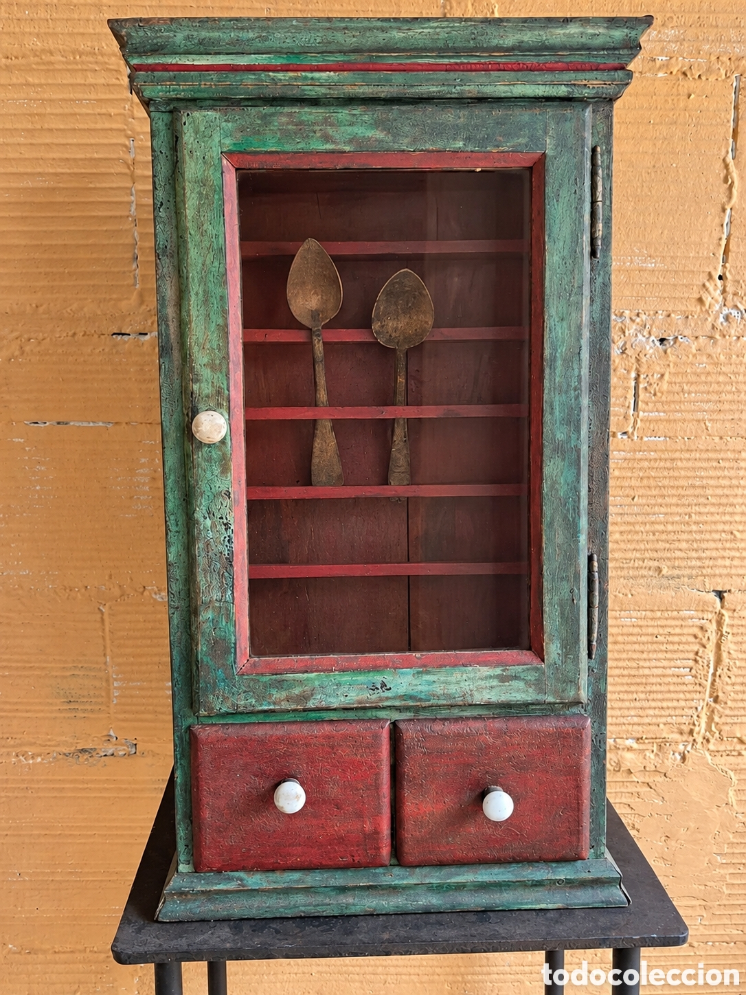 Antig&uuml;edades: Antiguo cucharero catal&aacute;n de madera policromada con vitrina y dos cajones. S. XIX-XX