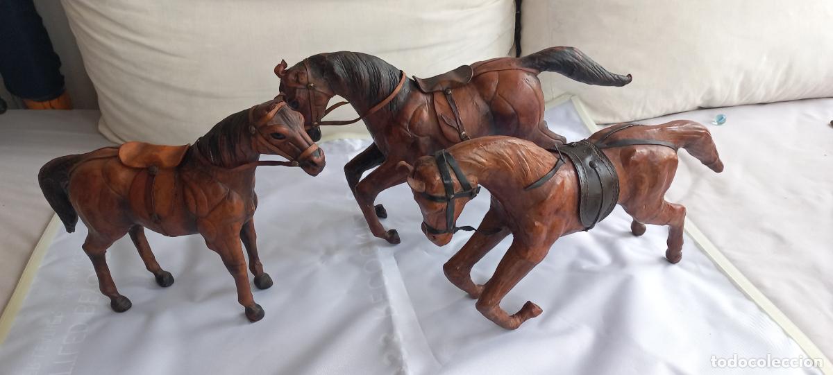 Antig&uuml;edades: 3 figuras decorativas artesanales de caballos forradas en piel o cuero.