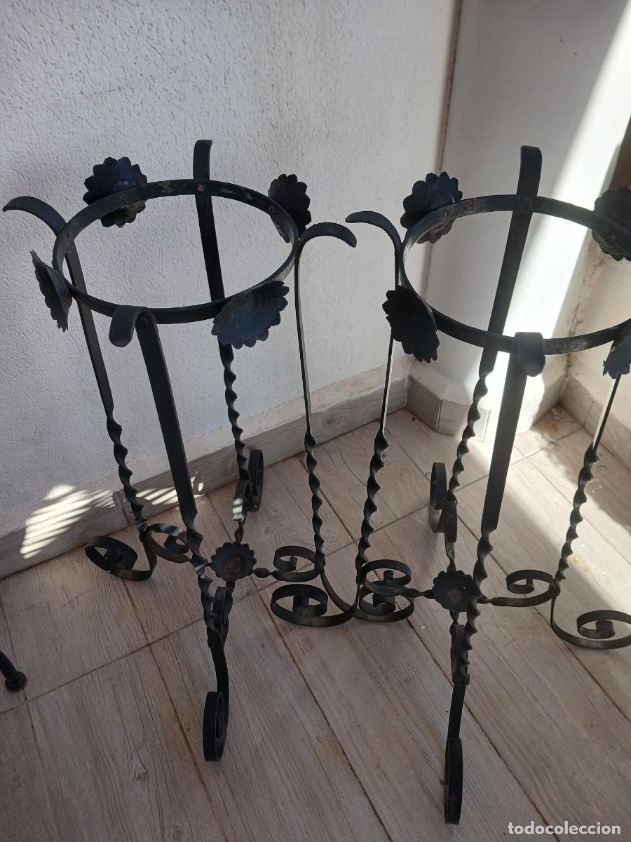 Antig&uuml;edades: Maceteros altos de forja a&ntilde;os 60 - Foto 2