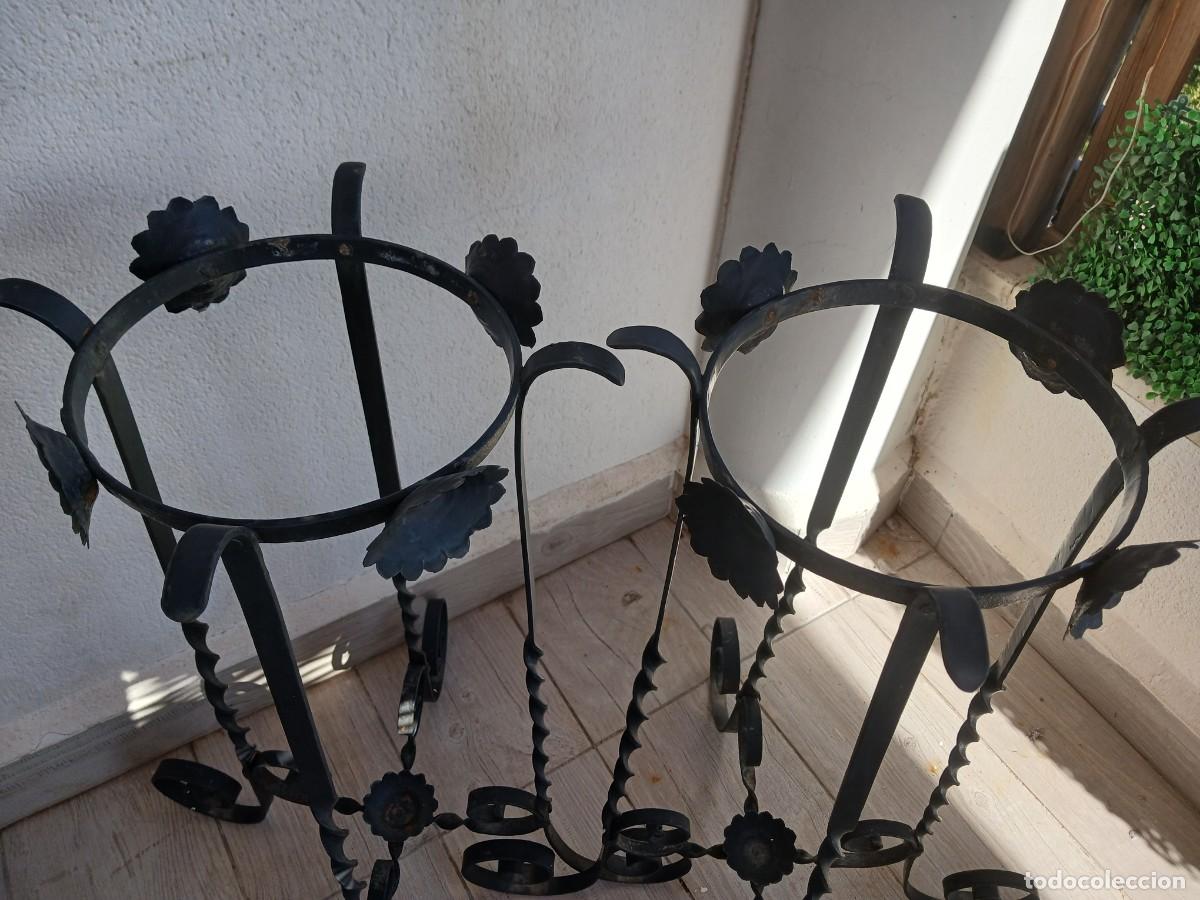 Antig&uuml;edades: Maceteros altos de forja a&ntilde;os 60 - Foto 3