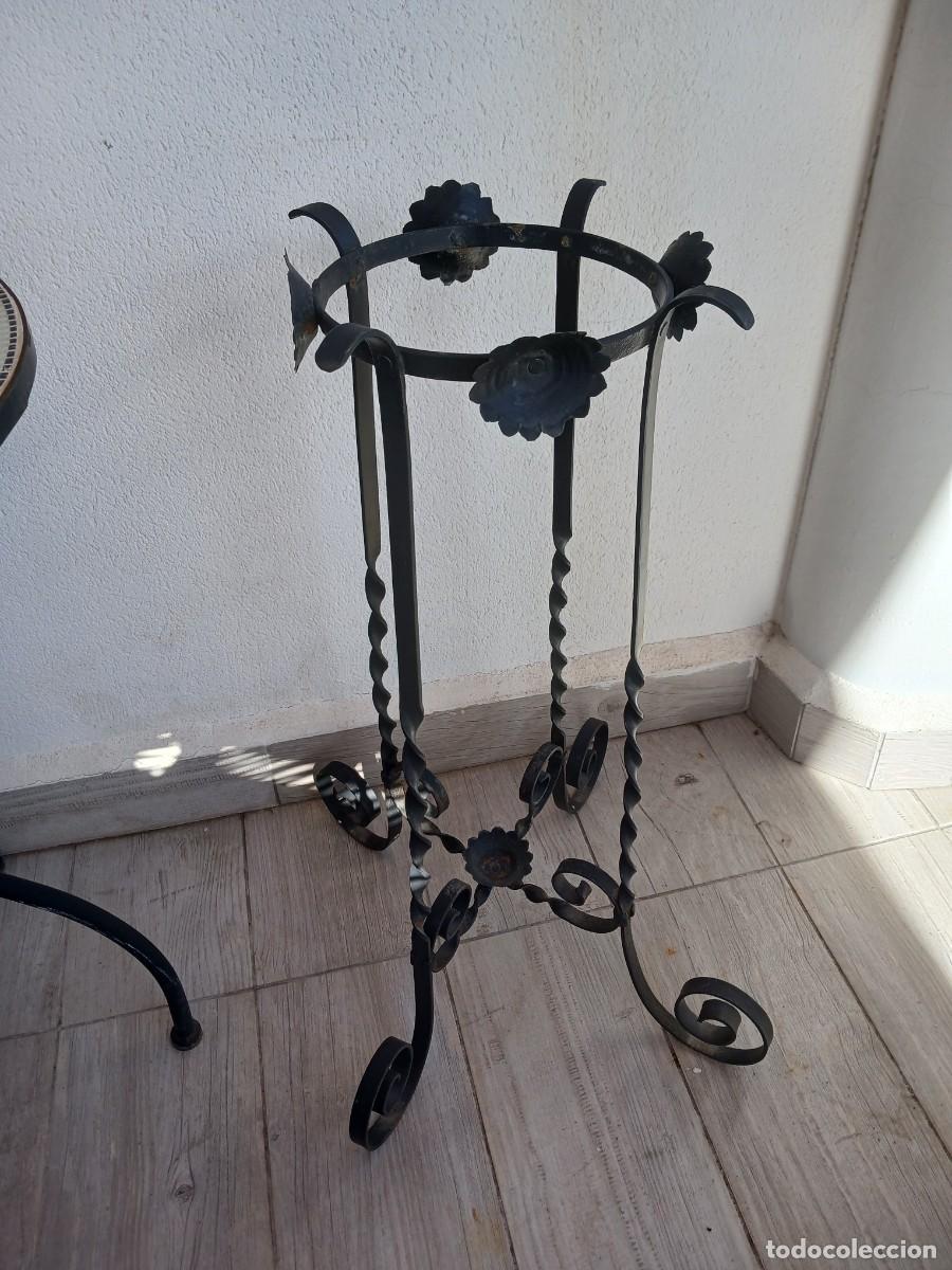Antig&uuml;edades: Maceteros altos de forja a&ntilde;os 60 - Foto 8