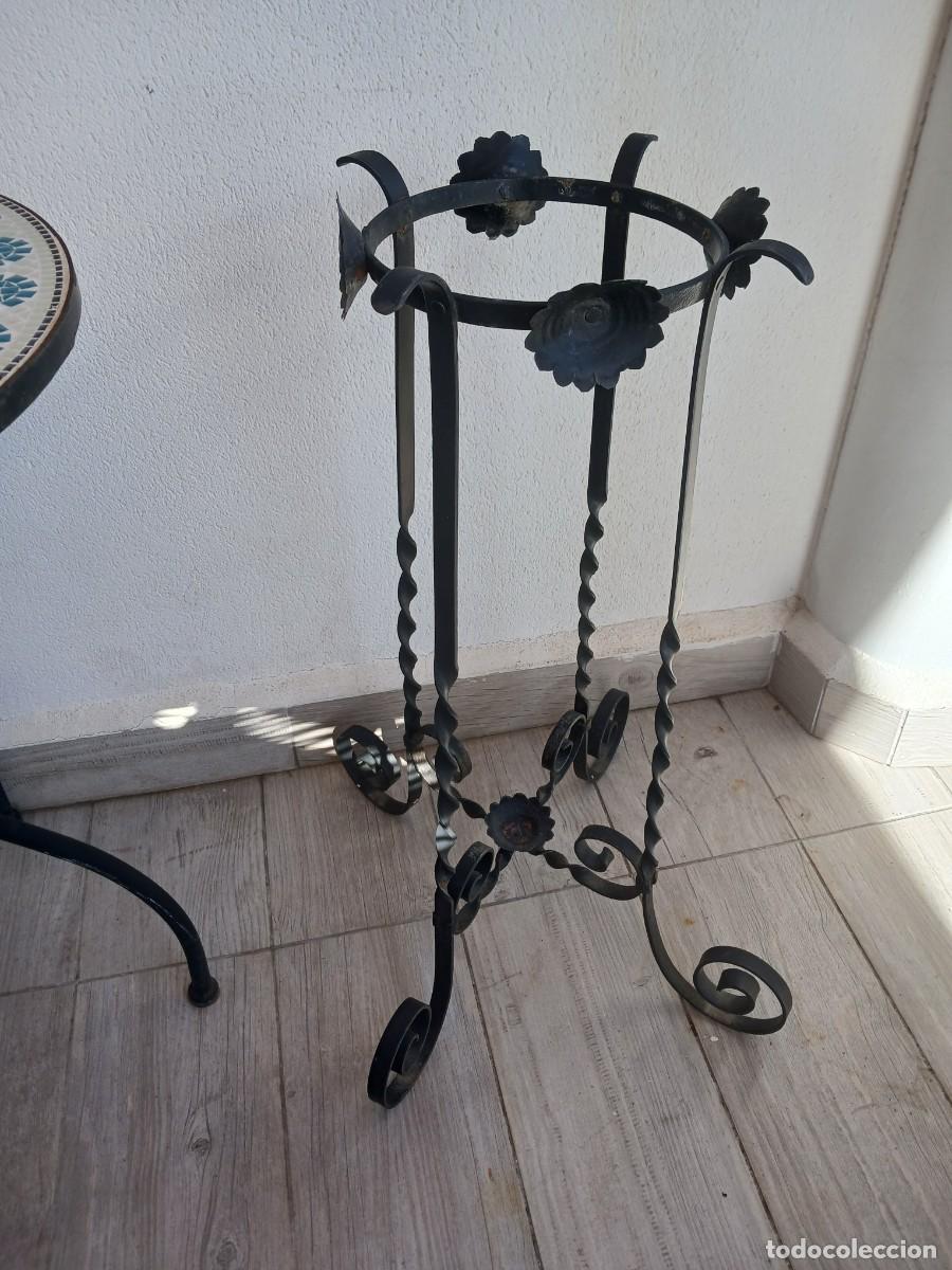 Antig&uuml;edades: Maceteros altos de forja a&ntilde;os 60 - Foto 9
