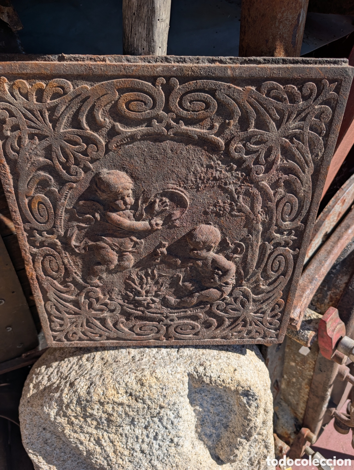 Antig&uuml;edades: Placa / Tapa decorativa de hierro fundido con querubines
