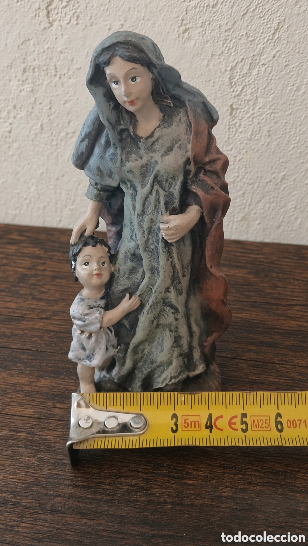 Antig&uuml;edades: Antigua figura de una mujer con ni&ntilde;a. Es una peque&ntilde;a estatua de yeso de unos 12-13 cm.