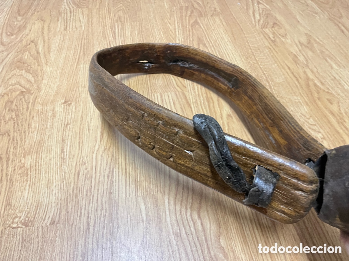 Antig&uuml;edades: Cencerro antiguo de ganado con collar de madera - Foto 5