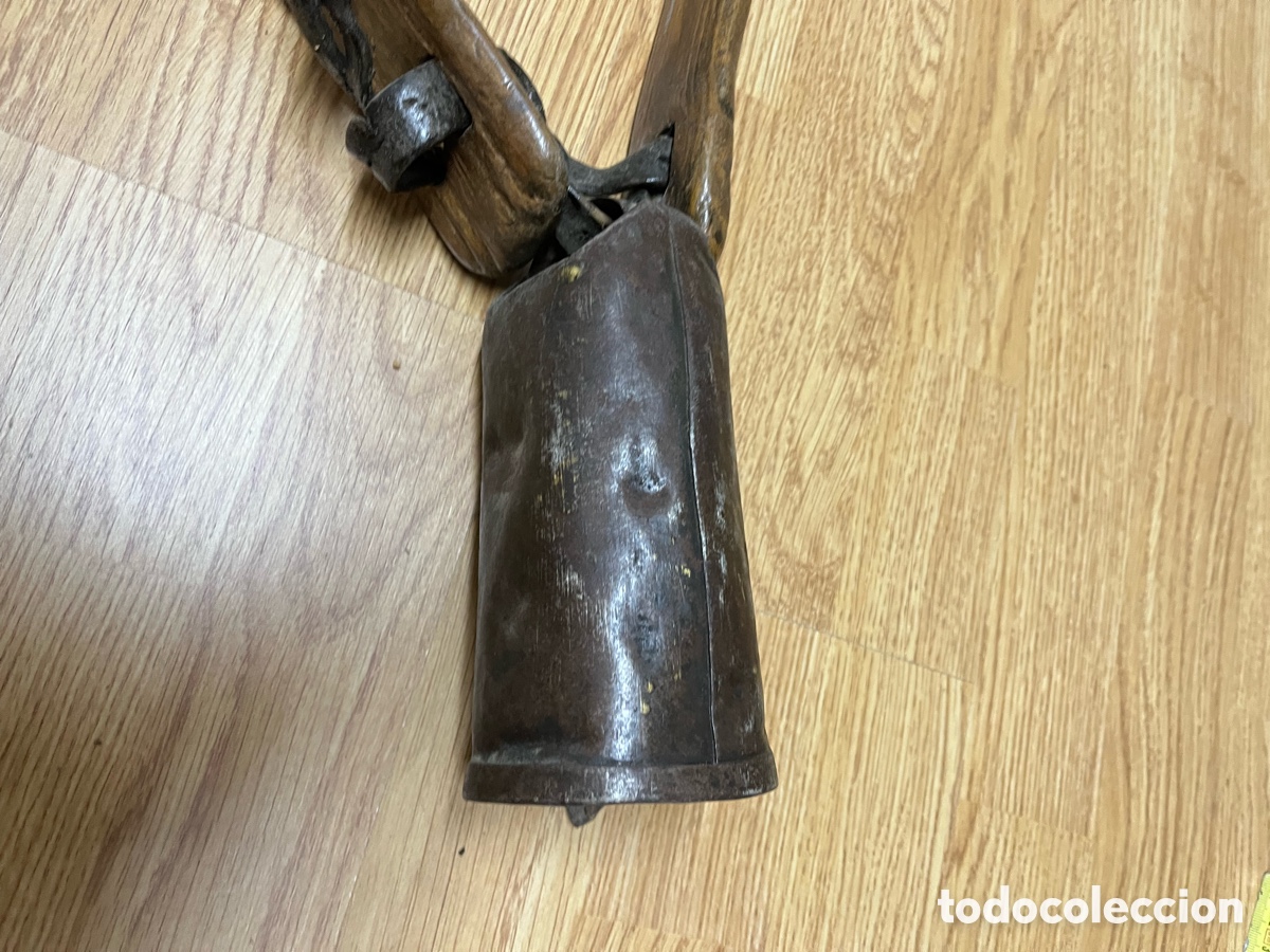 Antig&uuml;edades: Cencerro antiguo de ganado con collar de madera - Foto 9