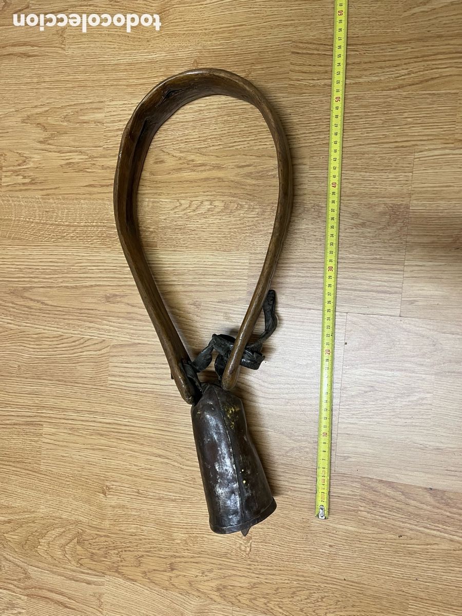 Antiquit&auml;ten: Cencerro antiguo de ganado con collar de madera