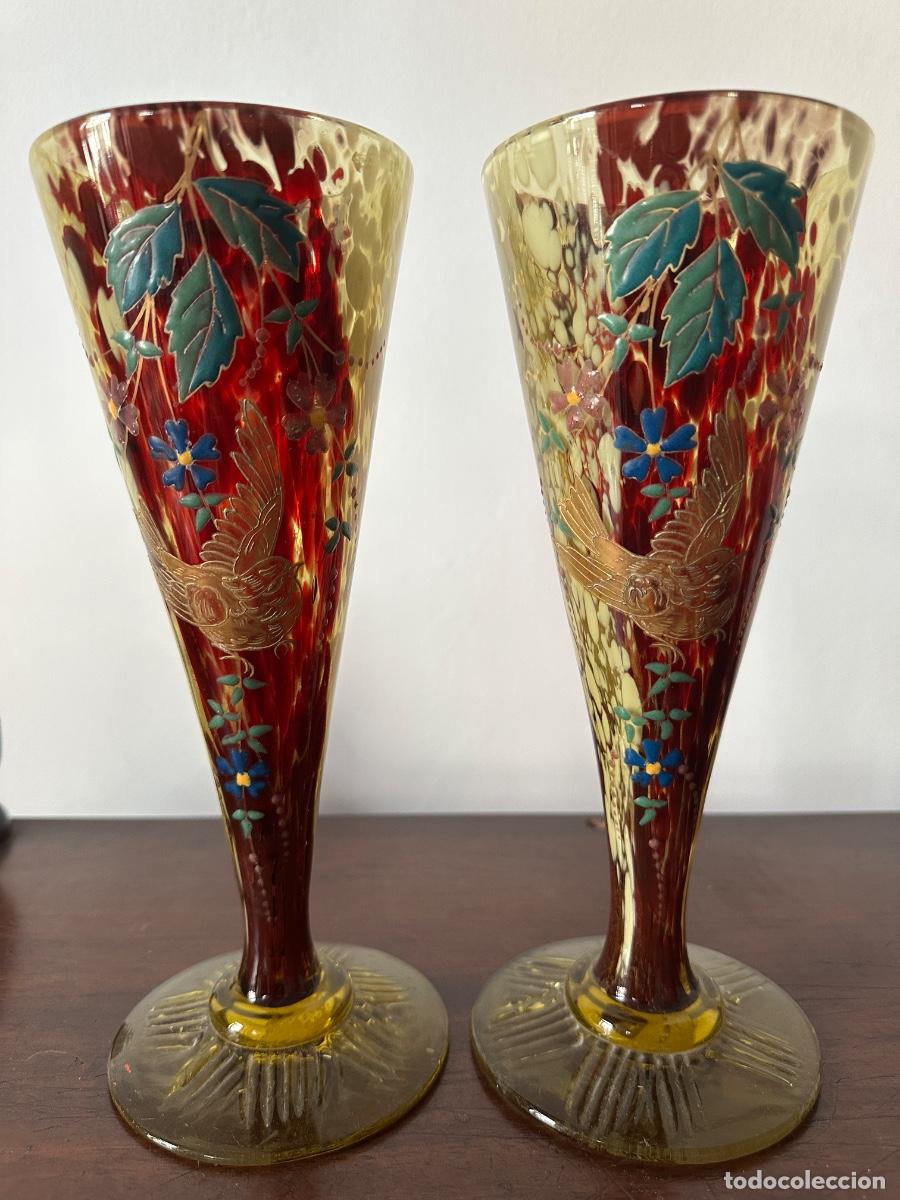 Antig&uuml;edades: Pareja de jarrones antiguos de cristal marmolizado con decoraci&oacute;n esmaltada en relieve &ndash; Art Nouveau