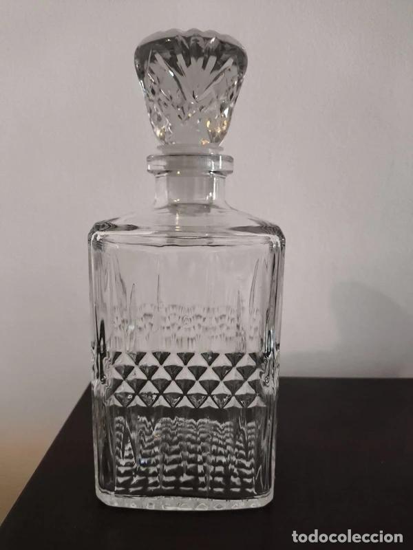 Antig&uuml;edades: Decantador Licorera de cristal con tap&oacute;n