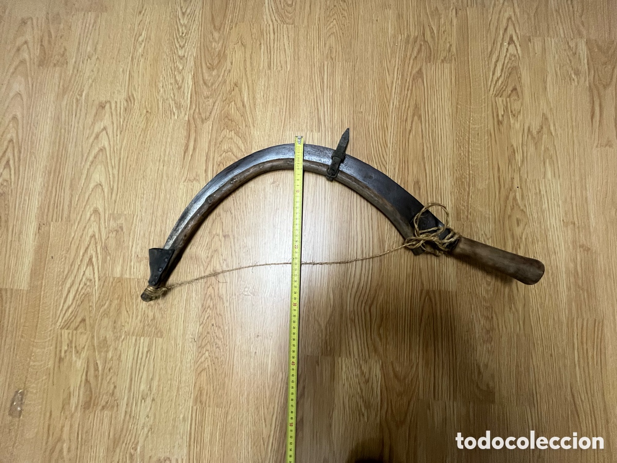 Antig&uuml;edades: Azada antigua de hierro con protector de madera - Foto 3