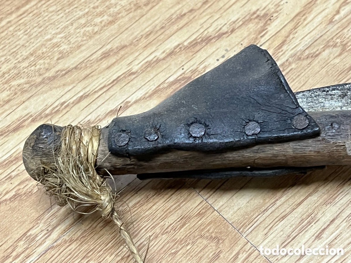 Antig&uuml;edades: Azada antigua de hierro con protector de madera - Foto 7