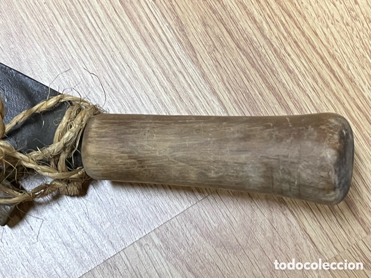 Antig&uuml;edades: Azada antigua de hierro con protector de madera - Foto 11
