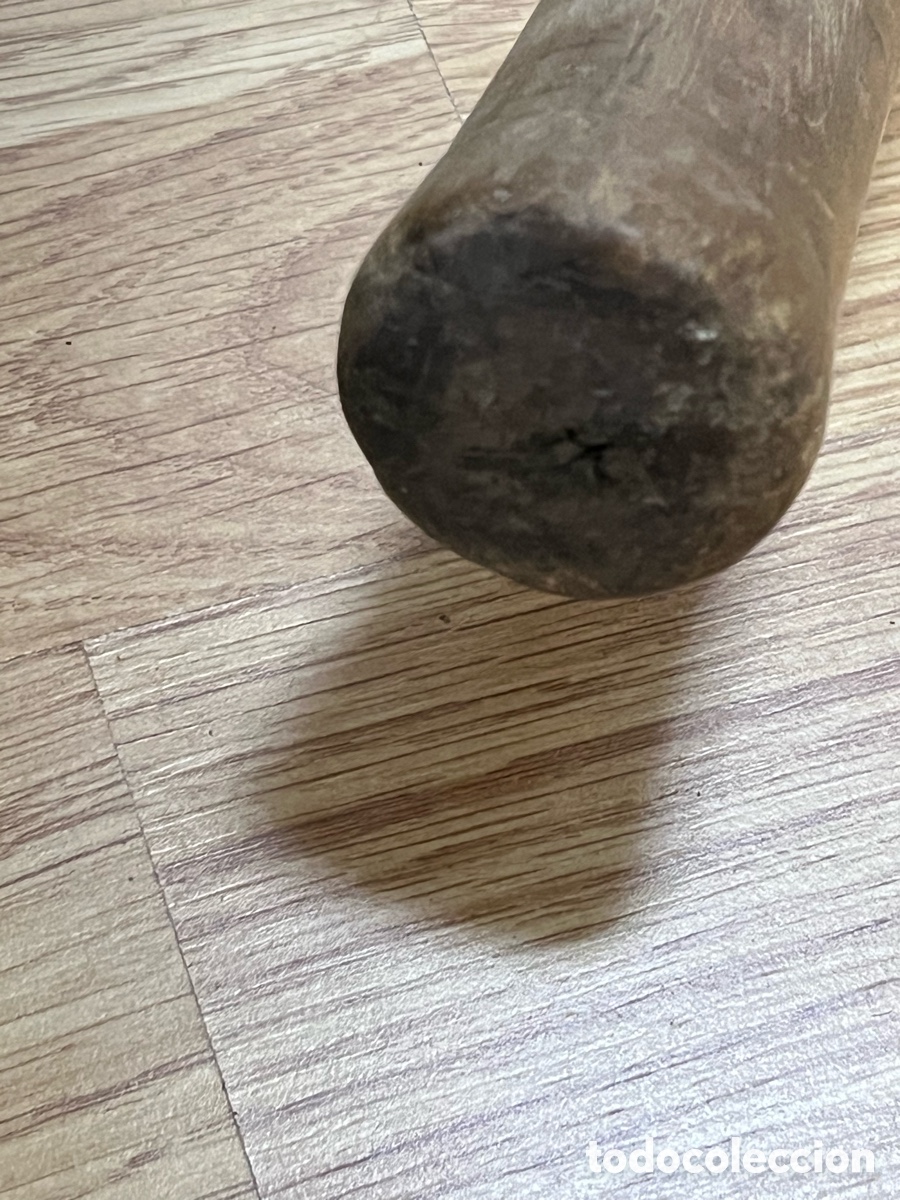 Antig&uuml;edades: Azada antigua de hierro con protector de madera - Foto 12