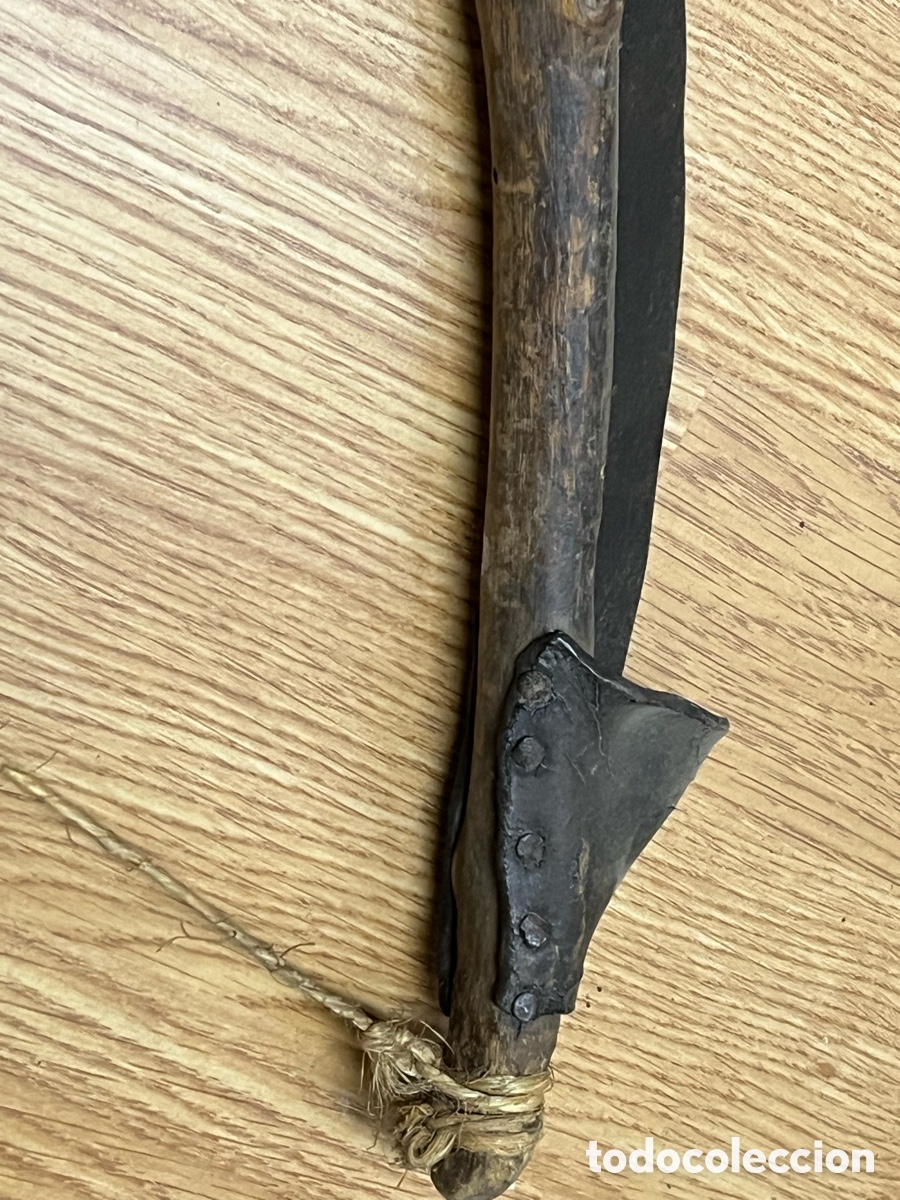 Antig&uuml;edades: Azada antigua de hierro con protector de madera - Foto 13
