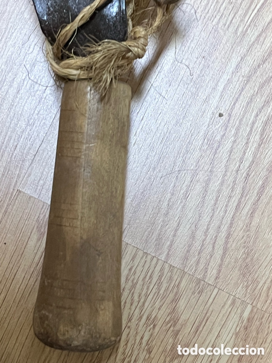 Antig&uuml;edades: Azada antigua de hierro con protector de madera - Foto 17