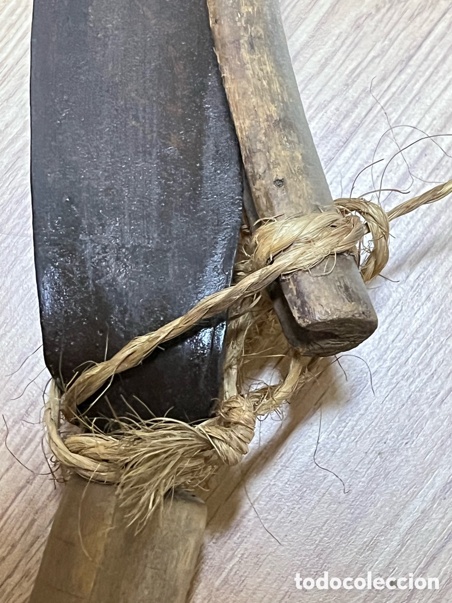 Antig&uuml;edades: Azada antigua de hierro con protector de madera - Foto 18