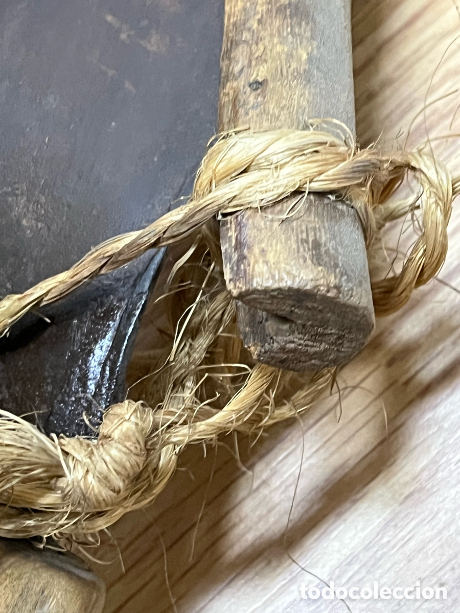 Antig&uuml;edades: Azada antigua de hierro con protector de madera - Foto 19