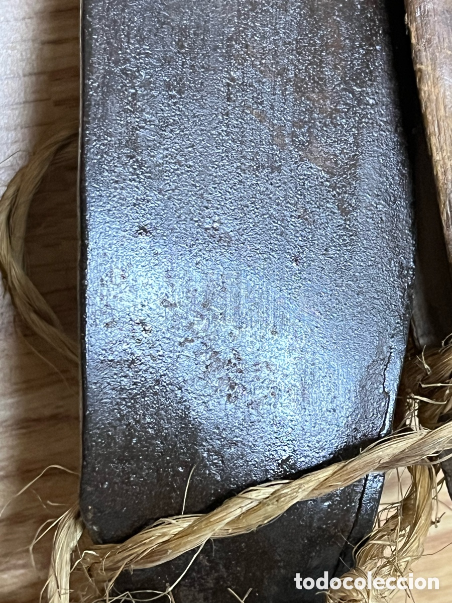 Antig&uuml;edades: Azada antigua de hierro con protector de madera - Foto 20