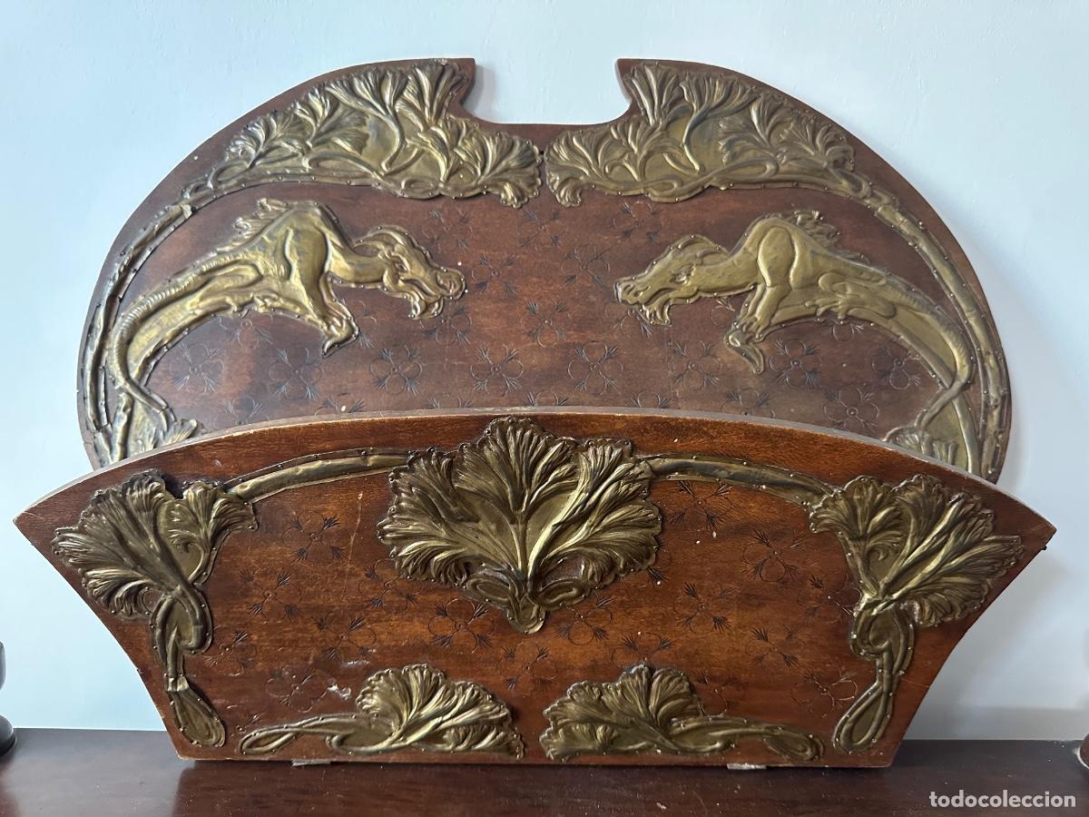 Antig&uuml;edades: Excepcional revistero o portaperi&oacute;dico Art Nouveau/ dragones en relieve &ndash; Madera y metal &ndash; ca. 1900