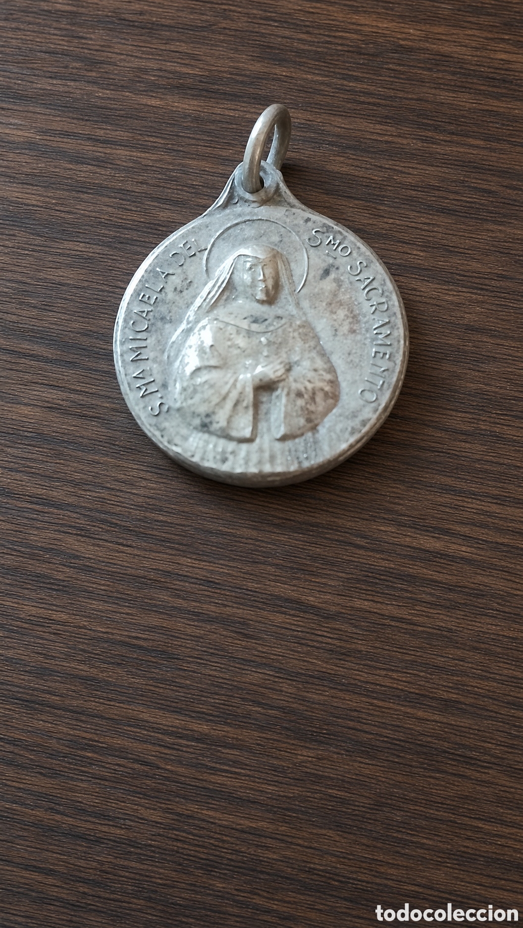 Antig&uuml;edades: Antigua medalla de Santa Micaela del Sant&iacute;simo Sacramento. Por un lado muestra su imagen y por el ot