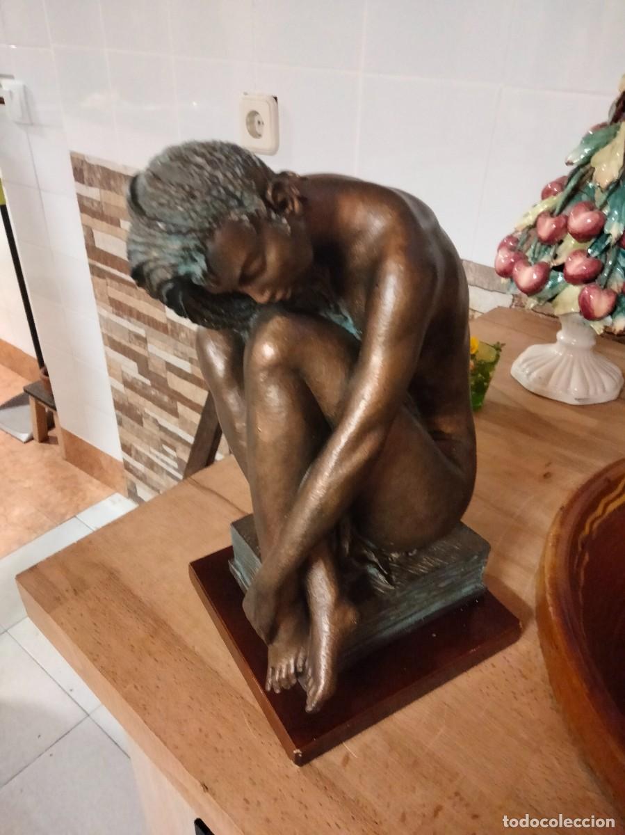 Antig&uuml;edades: Mujer desnuda sobre libro 27x15x15 y 4,5kg