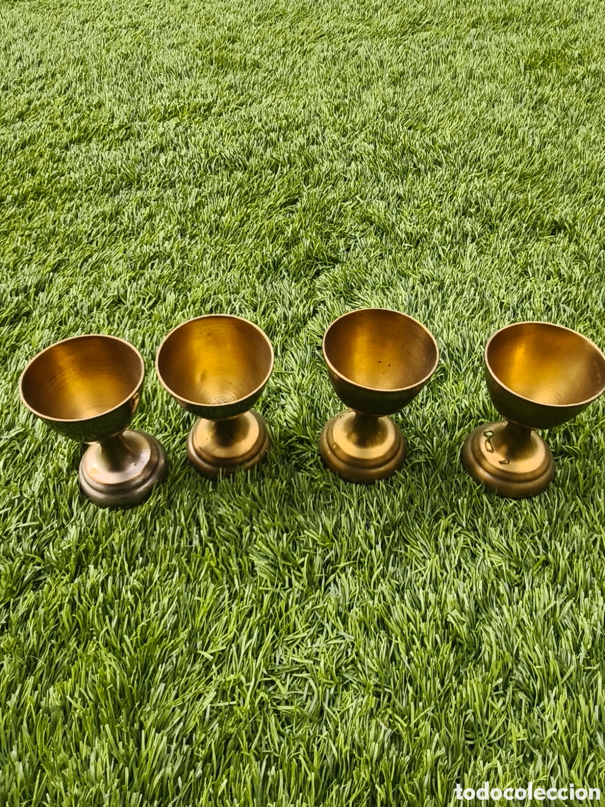 Antig&uuml;edades: Lote de 4 hueveras / mini copas vintage de lat&oacute;n (estilo bronce)