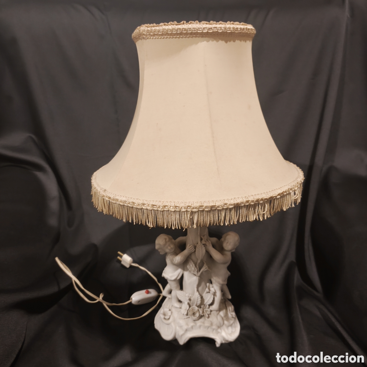 Antig&uuml;edades: L&aacute;mpara de sobremesa vintage en porcelana de biscuit - Grupo escult&oacute;rico con Querubines y detalles f