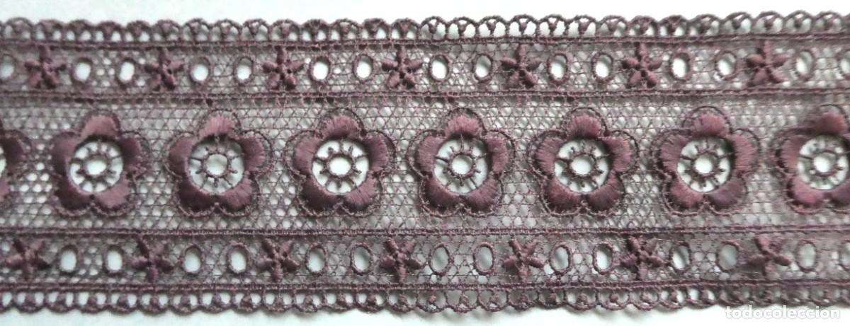 Antig&uuml;edades: ANTIGUO ENCAJE COLOR MORADO PRIMERA MITAD .S.XX