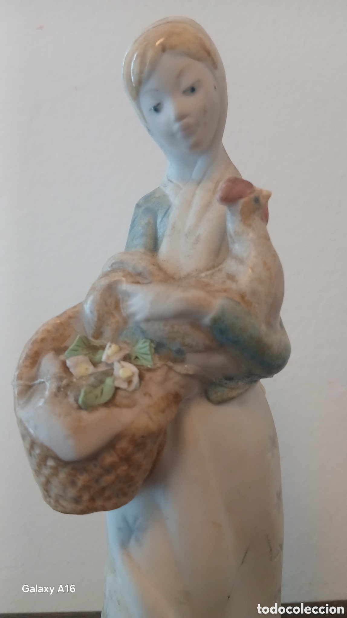 Antig&uuml;edades: Antigua figura de porcelana de una campesina