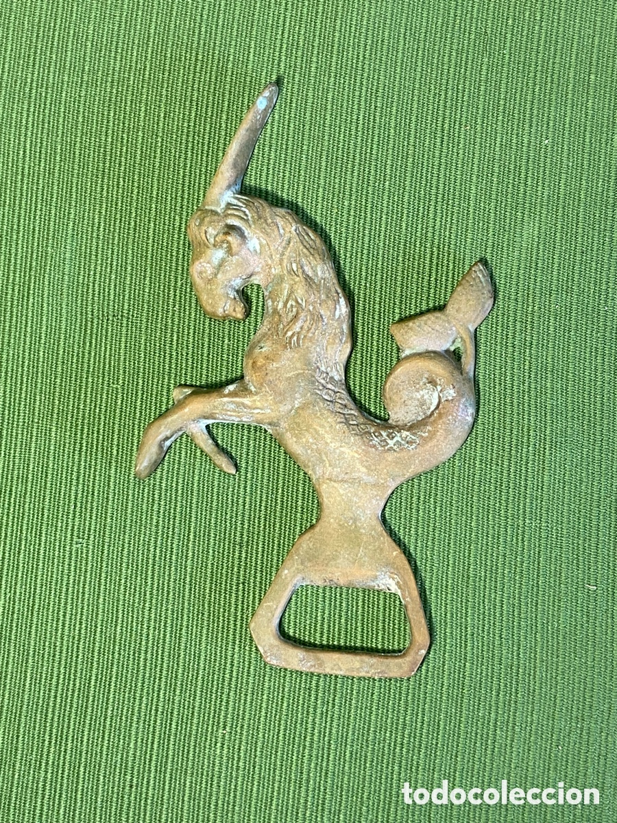 Antig&uuml;edades: Abrebotellas o abridor en bronce o similar, signo zodiacal Capricornio.