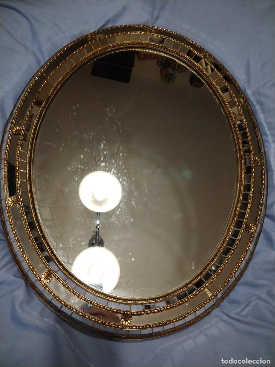 Antig&uuml;edades: ESPEJO OVALADO VINTAGE DORADO CON MARCO ORNAMENTADO Y DETALLES DE ESPEJO