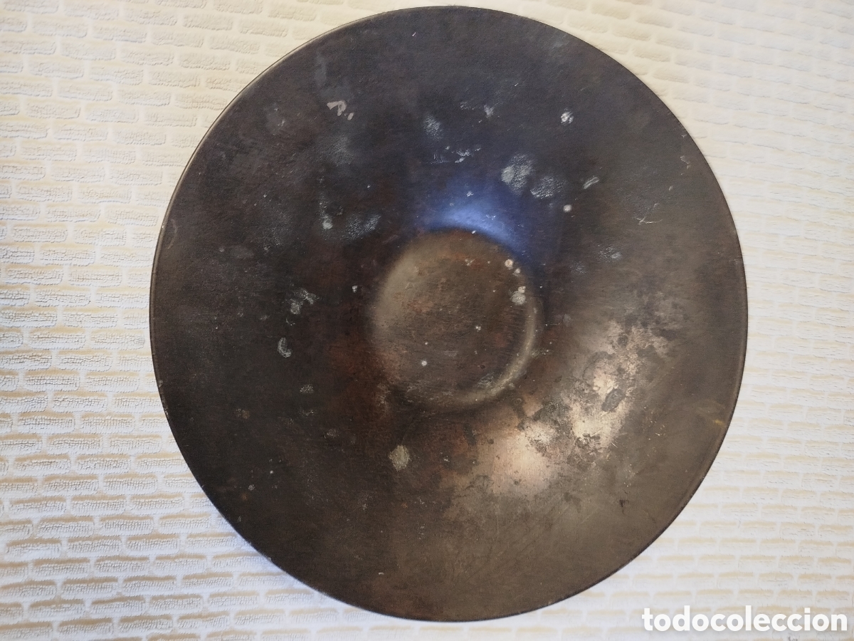 Antig&uuml;edades: Antiguo y gran plato decorativo met&aacute;lico
