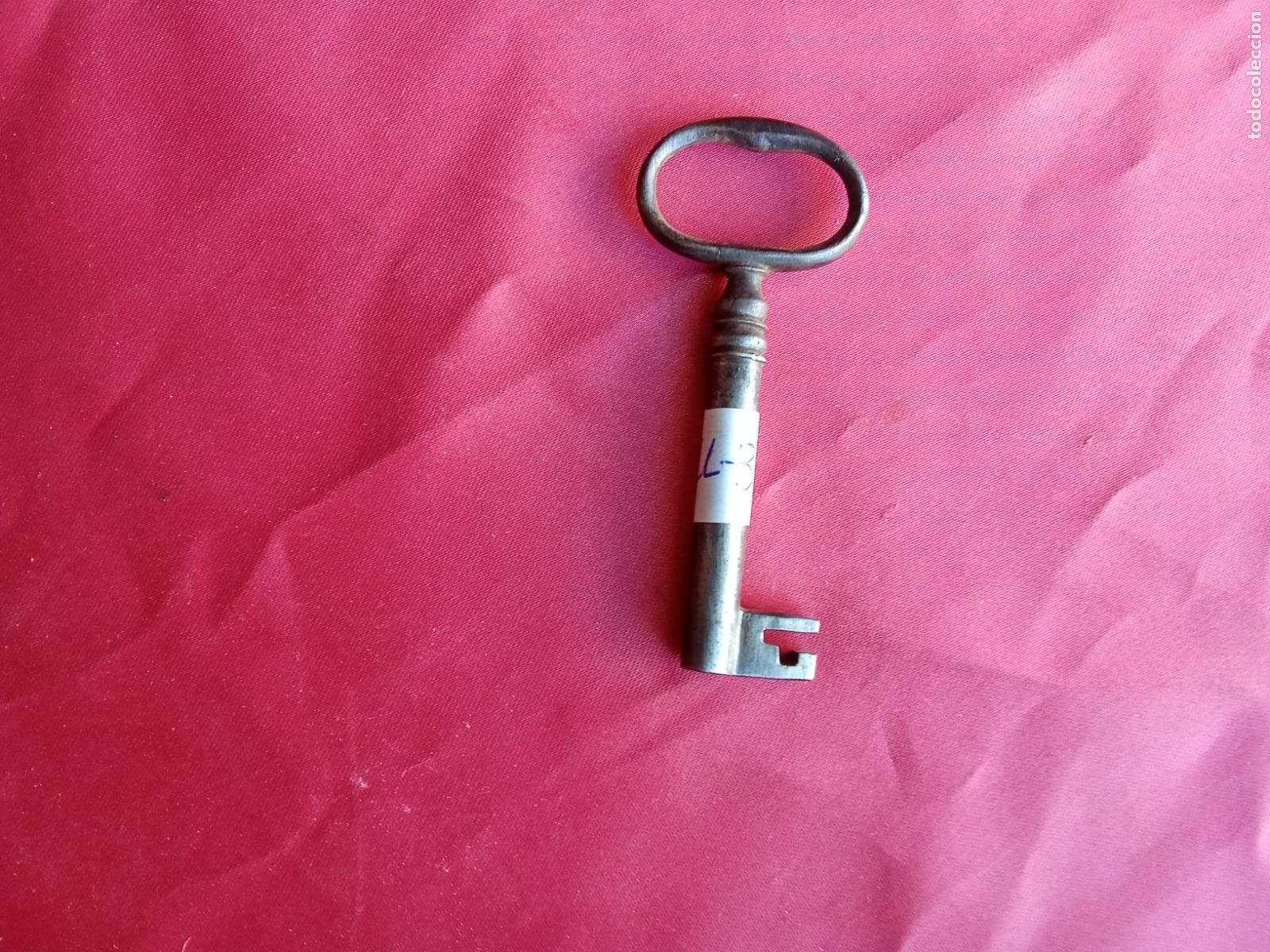 Antiquit&auml;ten: Antigua llave de forja hueca LL-3. Cesto llaves