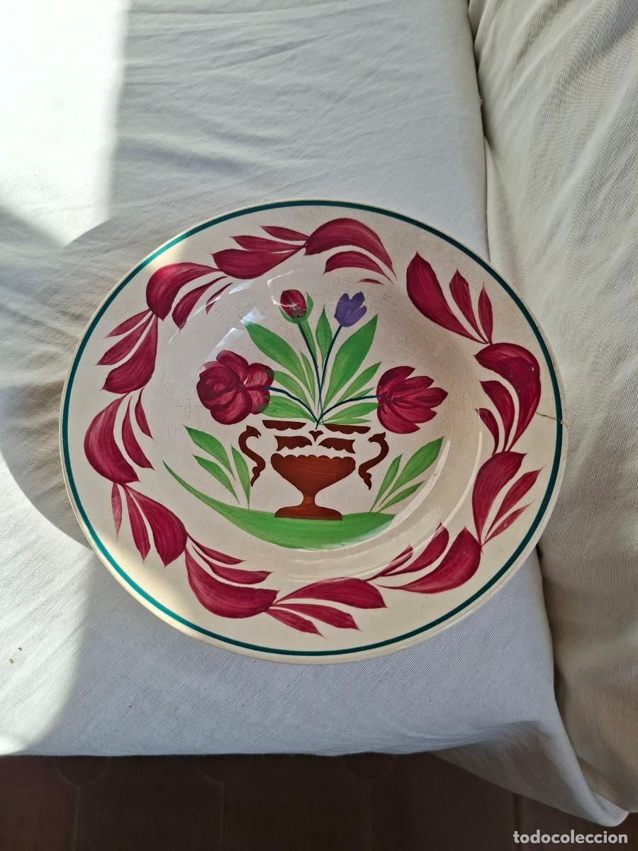 Antiquit&auml;ten: Plato de loza blanca de Sarreguemines del siglo XIX &ndash; Decoraci&oacute;n floral y friso pintados a