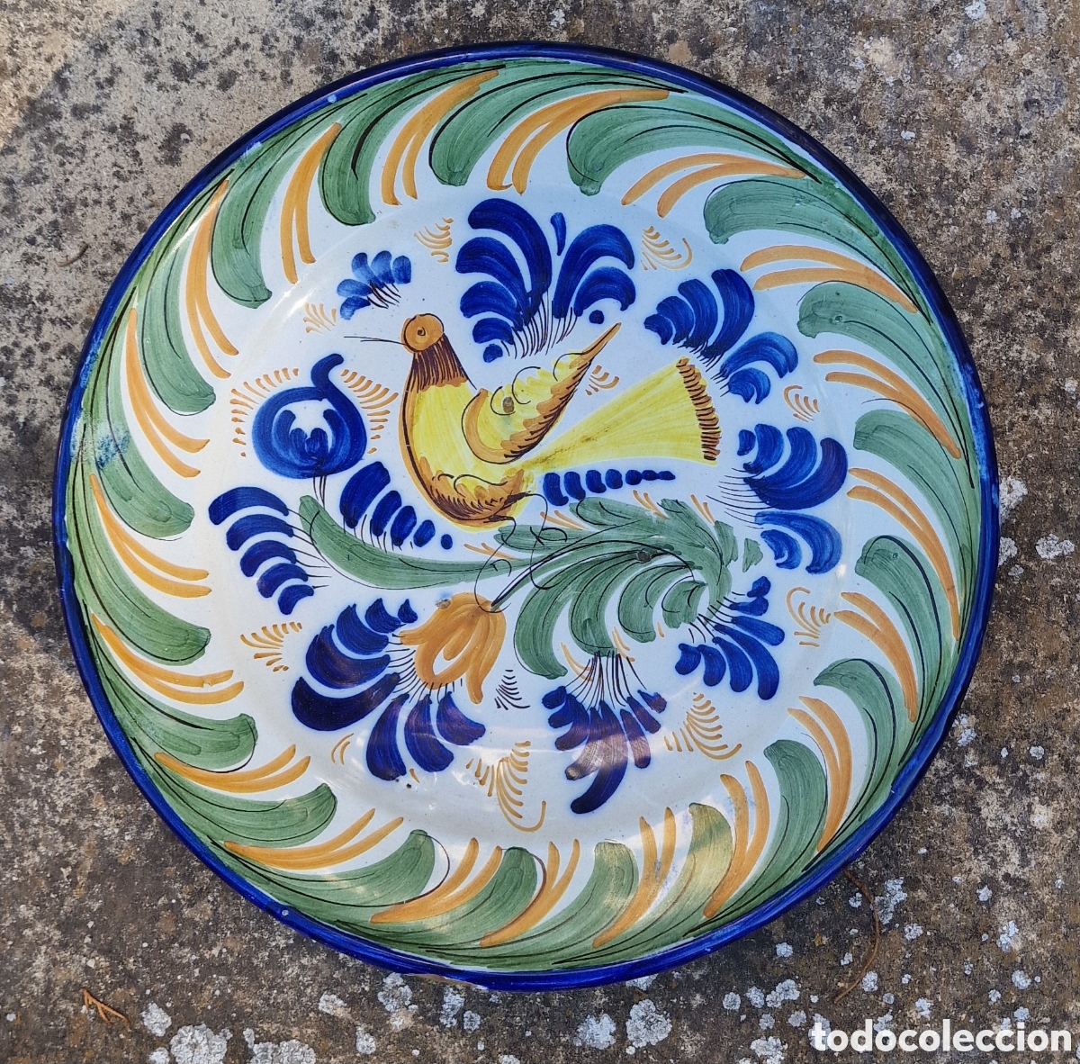 Antig&uuml;edades: Antiguo plati de manises con p&aacute;jaro. 31 cm de di&aacute;metro