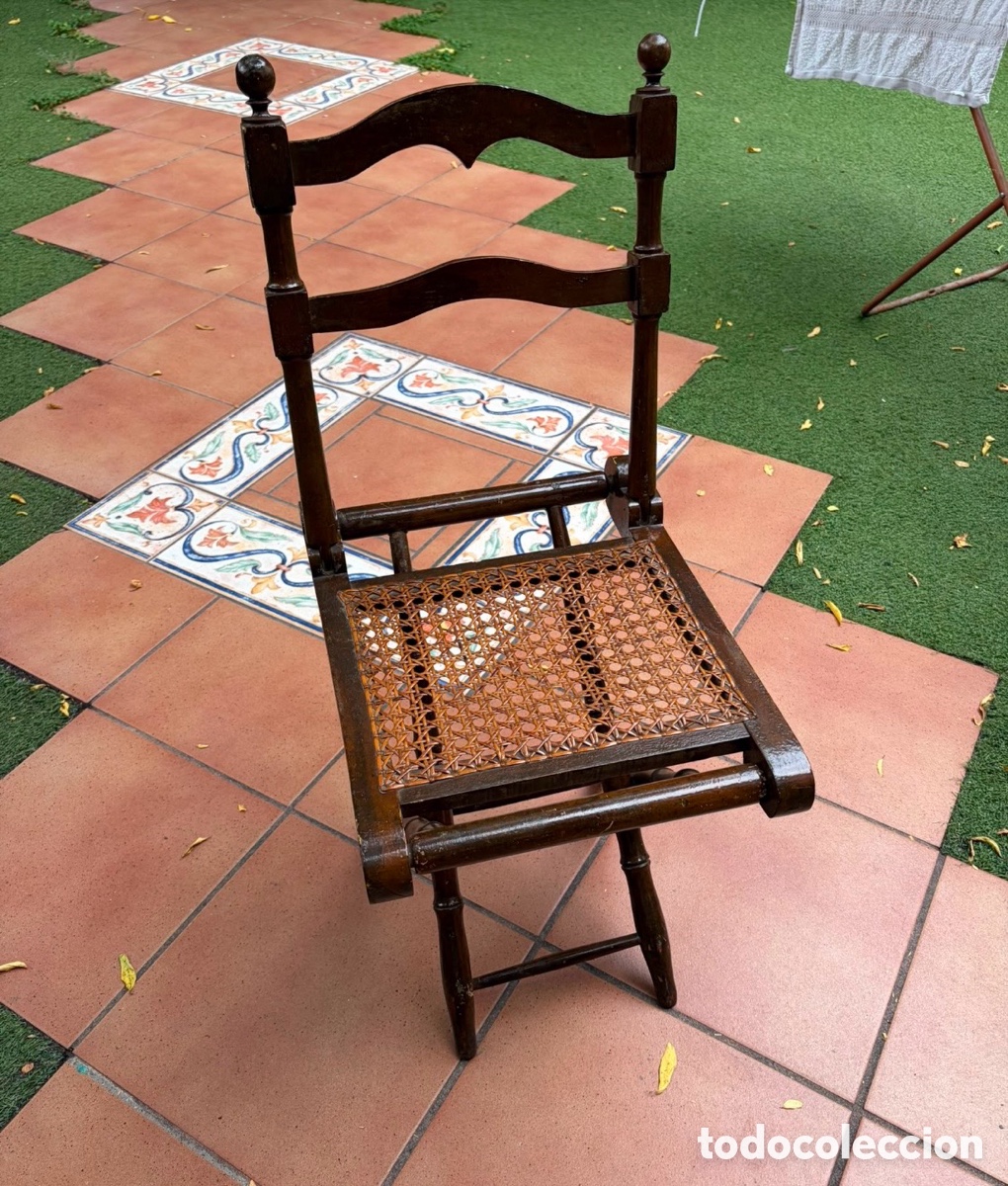 Antiquit&eacute;s: Silla plegable vintage de madera torneada estilo bamb&uacute; y asiento de rejilla - C. 1960s-1970s