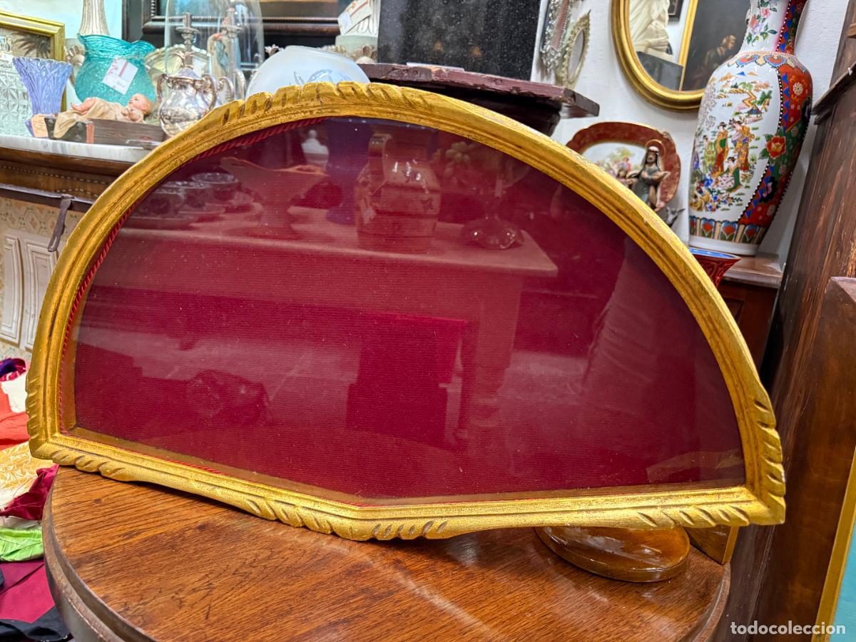 Antig&uuml;edades: ABANIQUERA DE MADERA Y DORADO - MEDIDA 65X37 CM E INTERIOR 61X31 CM