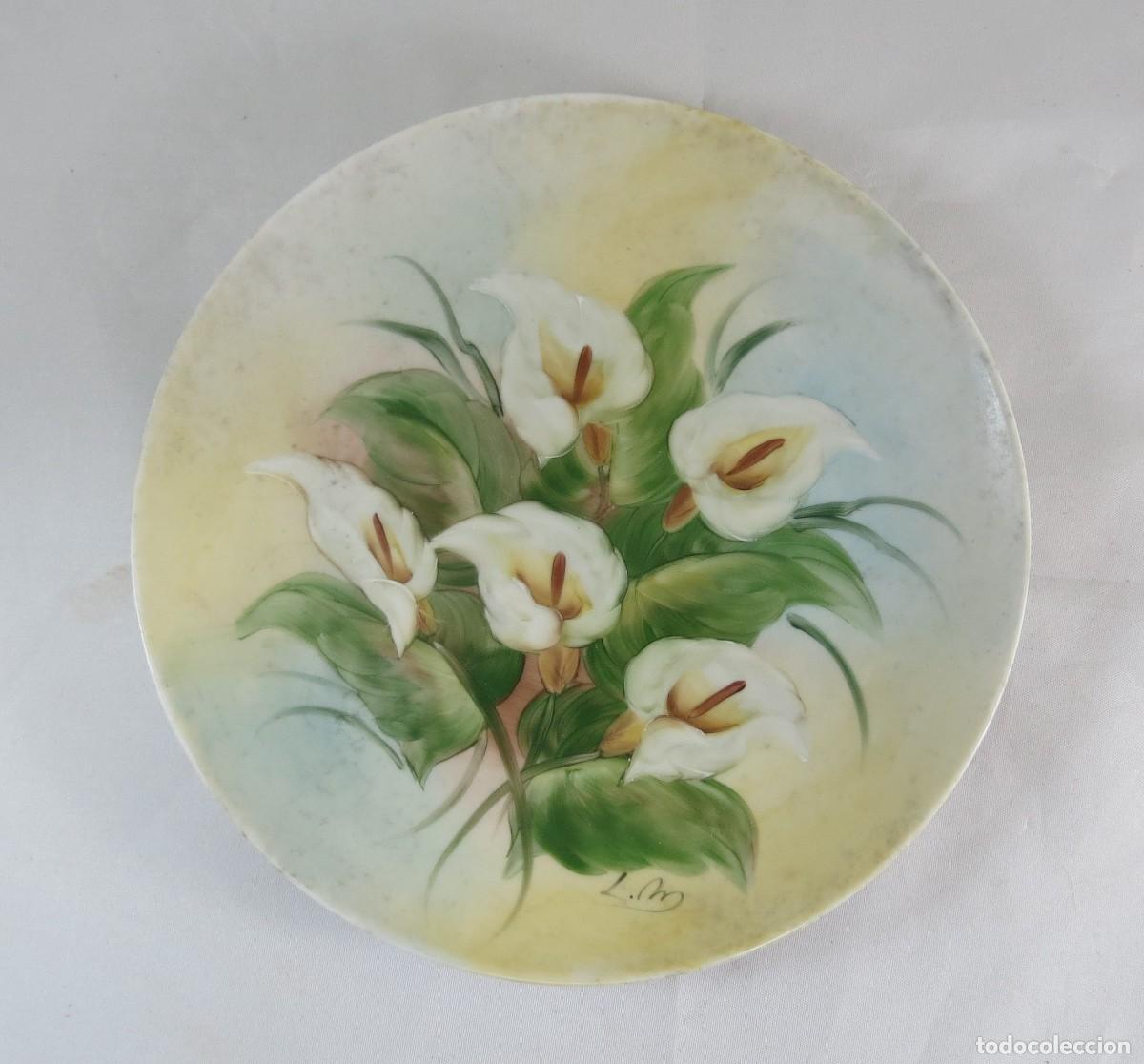 Antiguidades: Prato em porcelana portuguesa pintado &aacute; m&atilde;o decorado com jarros; Assinado &ndash; LM; Marcado &ndash; porcelanas
