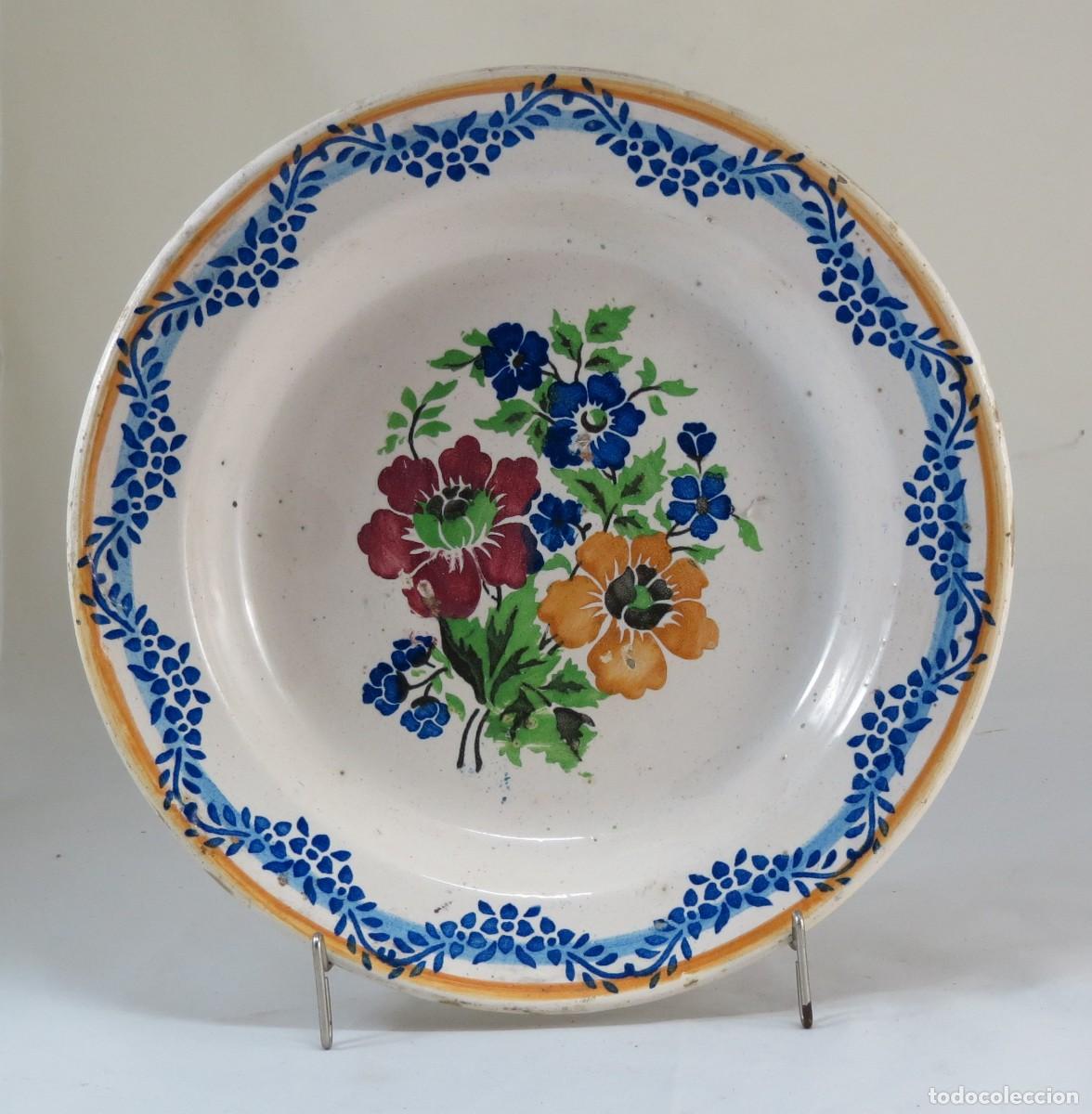 Antiguidades: Prato em faian&ccedil;a de uma F&aacute;brica do Norte dec com flores, n&ordm;14; Di&acirc;metro &ndash; 28cm; Condi&ccedil;&atilde;o &ndash; boa.