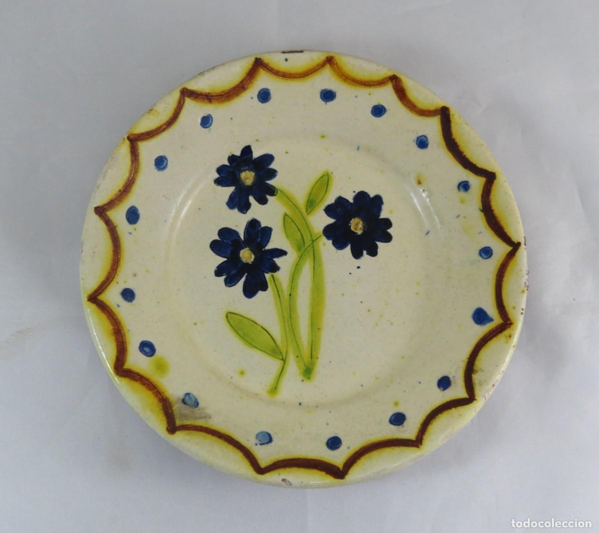 Antiquit&auml;ten: Prato em Barro portugu&ecirc;s do Redondo, decorado com flores, n&ordm;3; Di&acirc;metro &ndash; 20cm; Estado &ndash; Perfeito