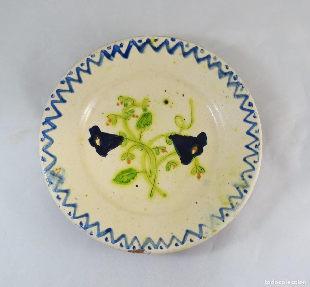 Antiquit&auml;ten: Prato em Barro portugu&ecirc;s do Redondo, decorado com flores, n&ordm;4; Di&acirc;metro &ndash; 20cm; Estado &ndash; Perfeito.