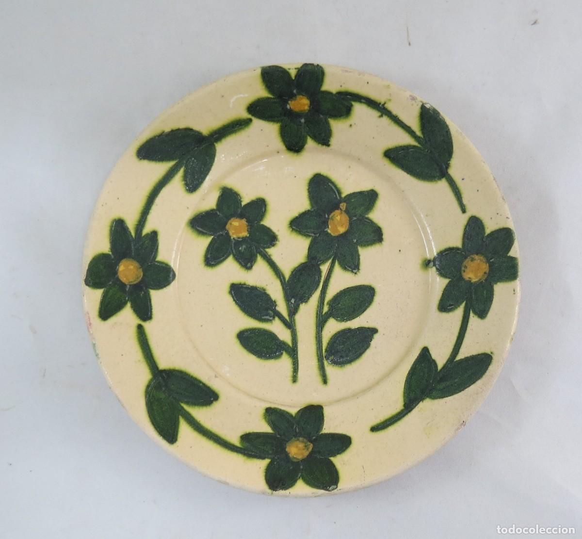 Antiquit&eacute;s: Prato em Barro portugu&ecirc;s do Redondo, decorado com flores, n&ordm;9; Di&acirc;metro &ndash; 22cm; Estado &ndash; Perfeito